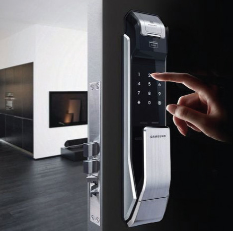قفل درب مجهز به حسگر اثر انگشت و کارتخوان RFID